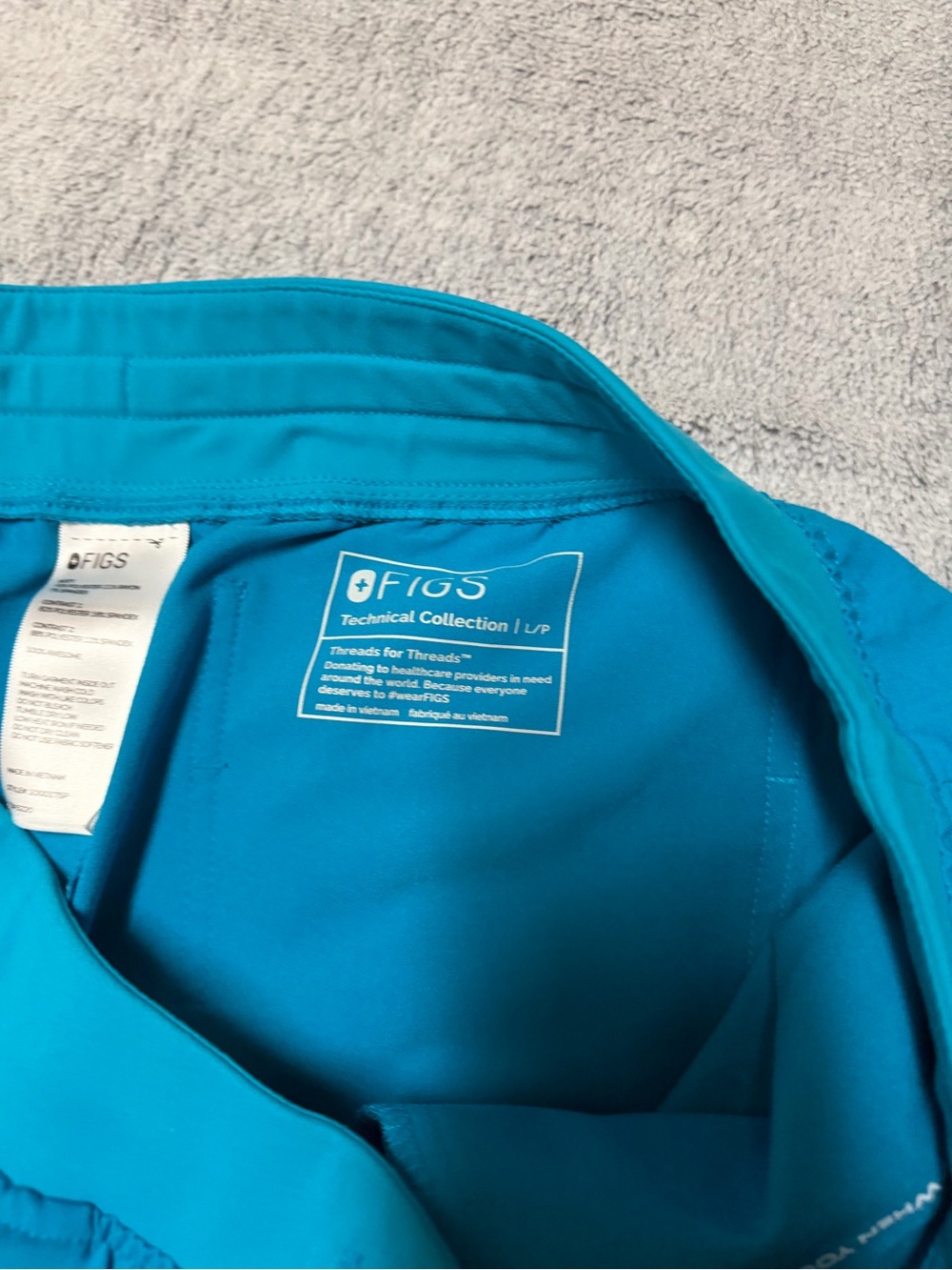 Figs Technical Collection V-Neck Scrub set in Teal size large - Picture 7 of 9